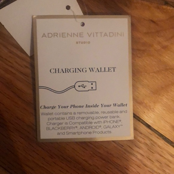 Adrienne Vittadino charging Wallet - Picture 7 of 8